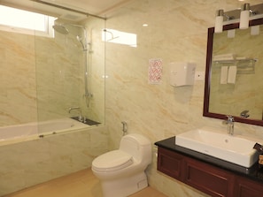 Combined shower/tub, deep soaking tub, rainfall showerhead - Minh Tam Phu Nhuan Hotel & Spa (Ho Chi Minh City)