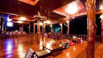 Breakfast, lunch, dinner served; Thai cuisine, sea views