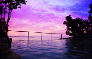 Outdoor pool, pool loungers - Haad Yao Over Bay Resort (Ko Pha-ngan)