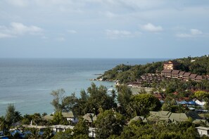 Un complejo turístico frente al mar, con varias construcciones, una playa y vistas al océano.
