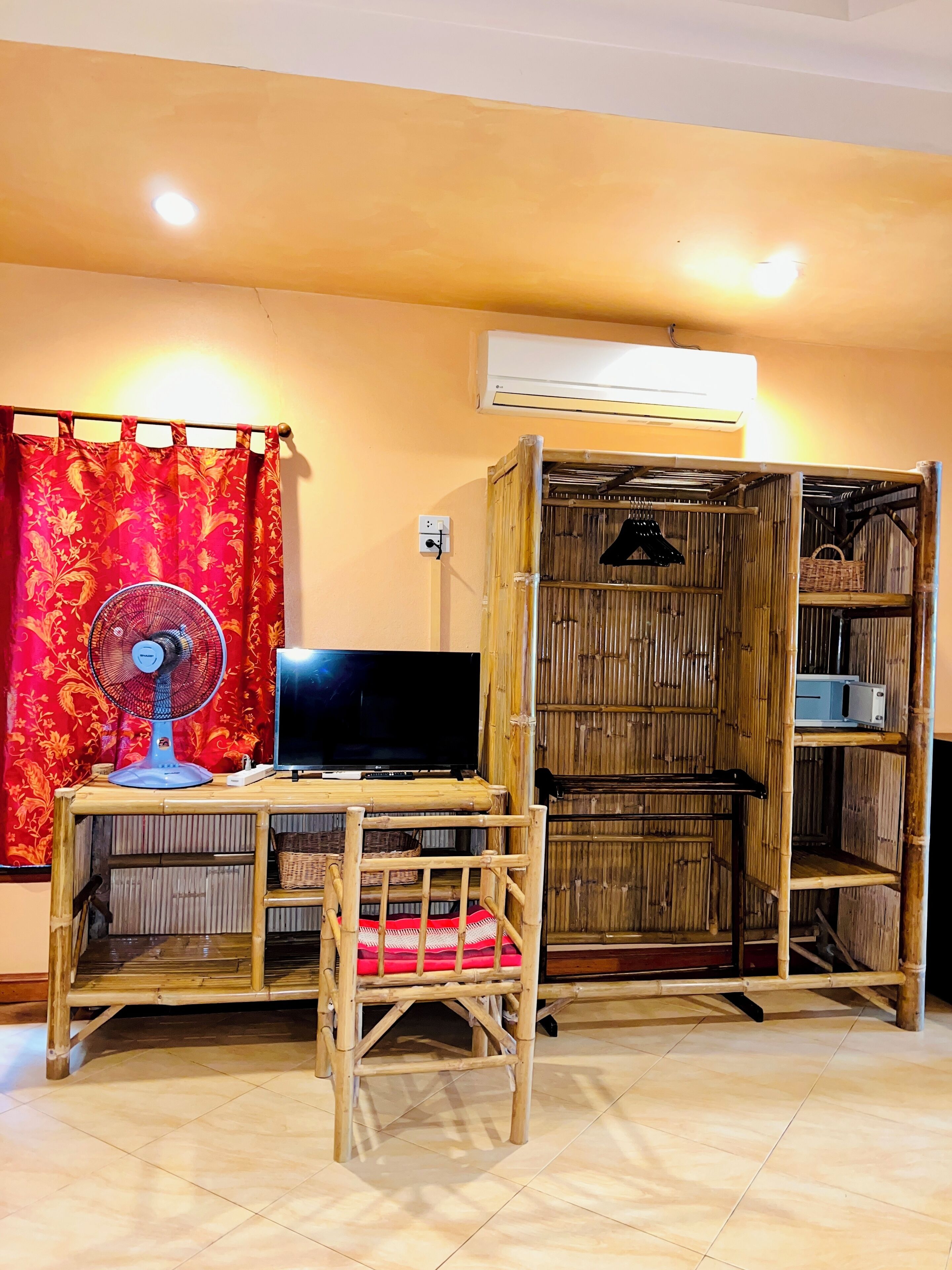 deluxe suite, multiple beds | wardrobe