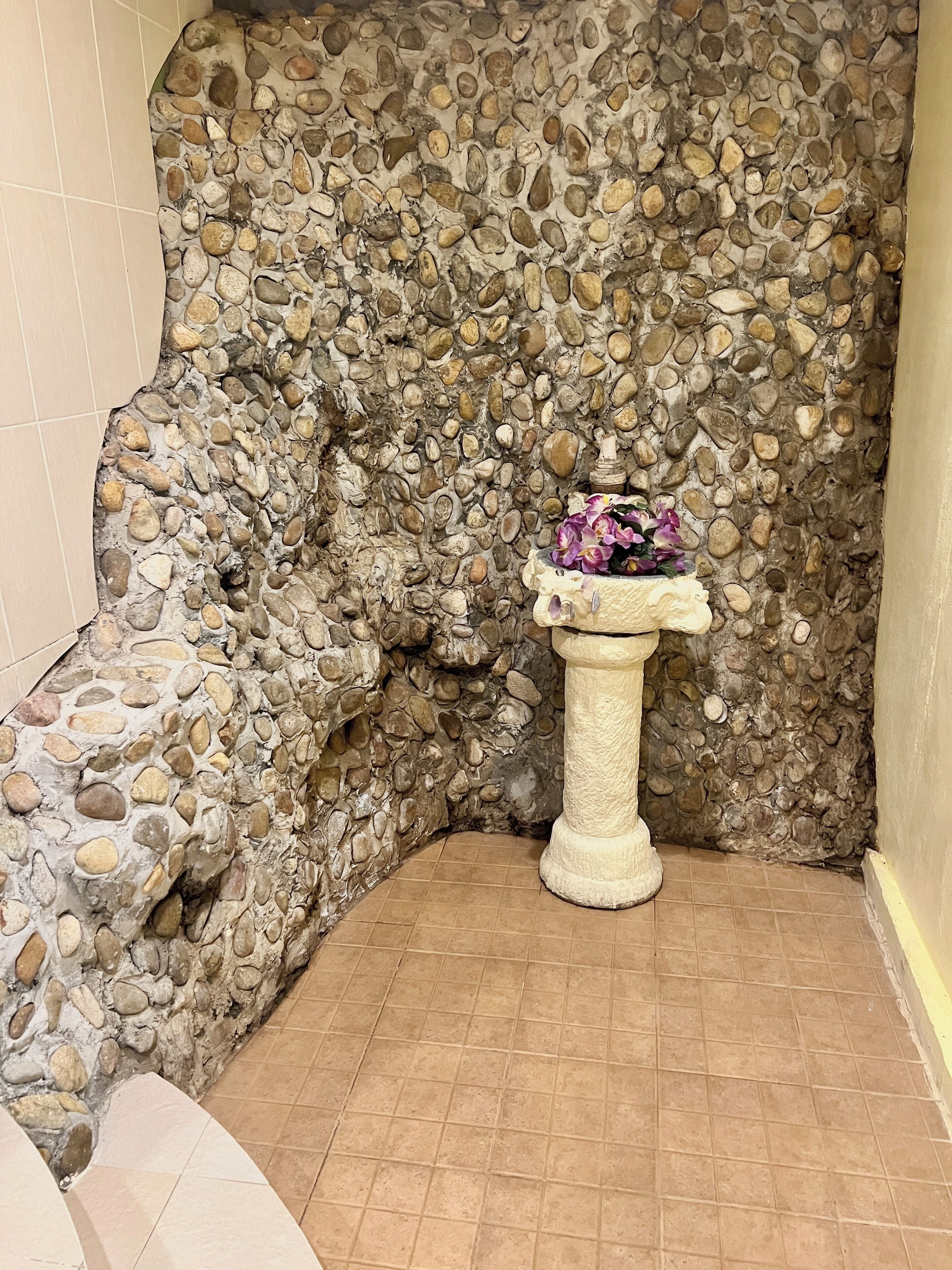 deluxe suite, 1 king bed, pool view | bathroom | shower, rainfall showerhead, free toiletries, hair dryer