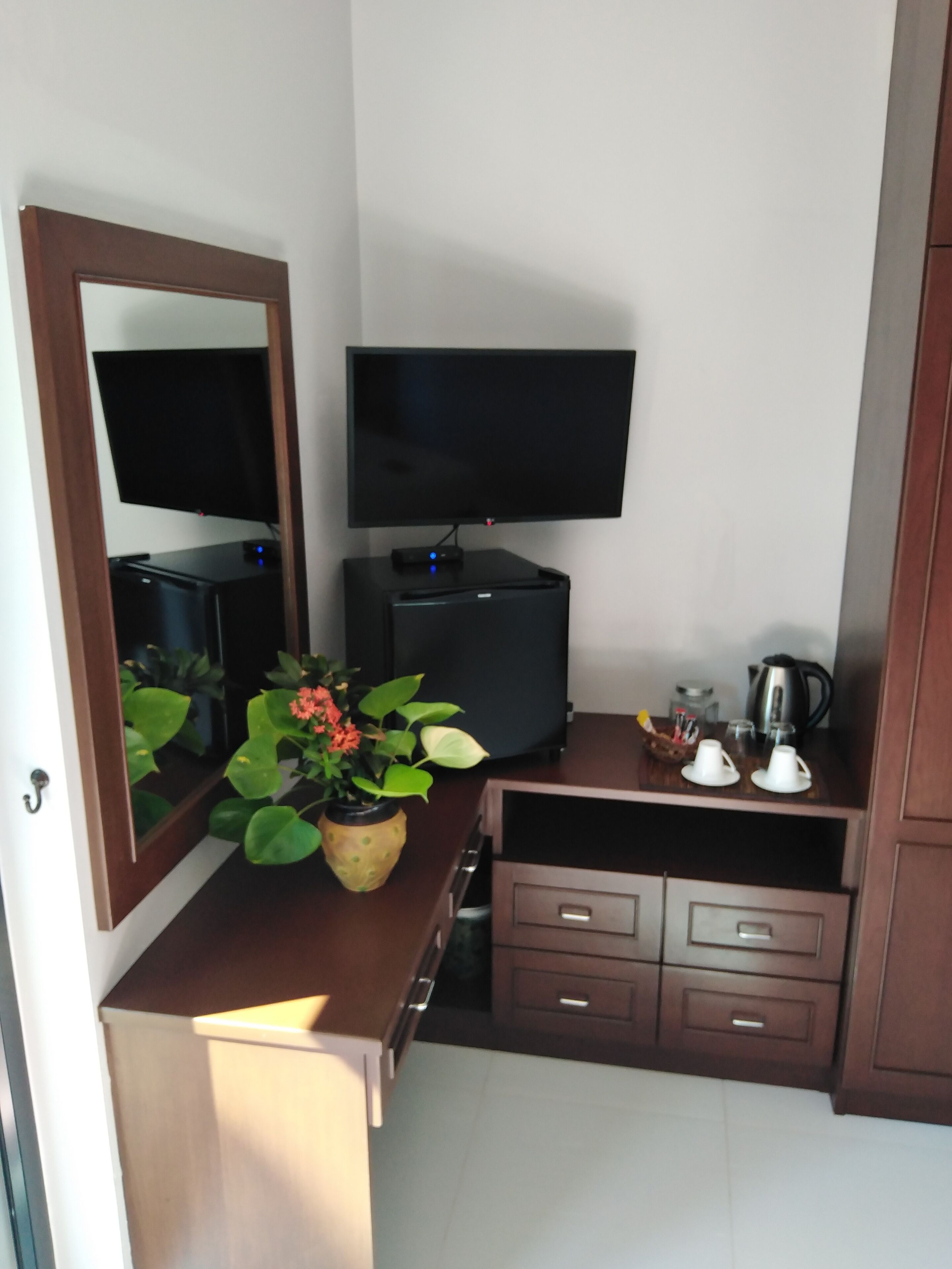 minibar, in-room safe, individually furnished, desk