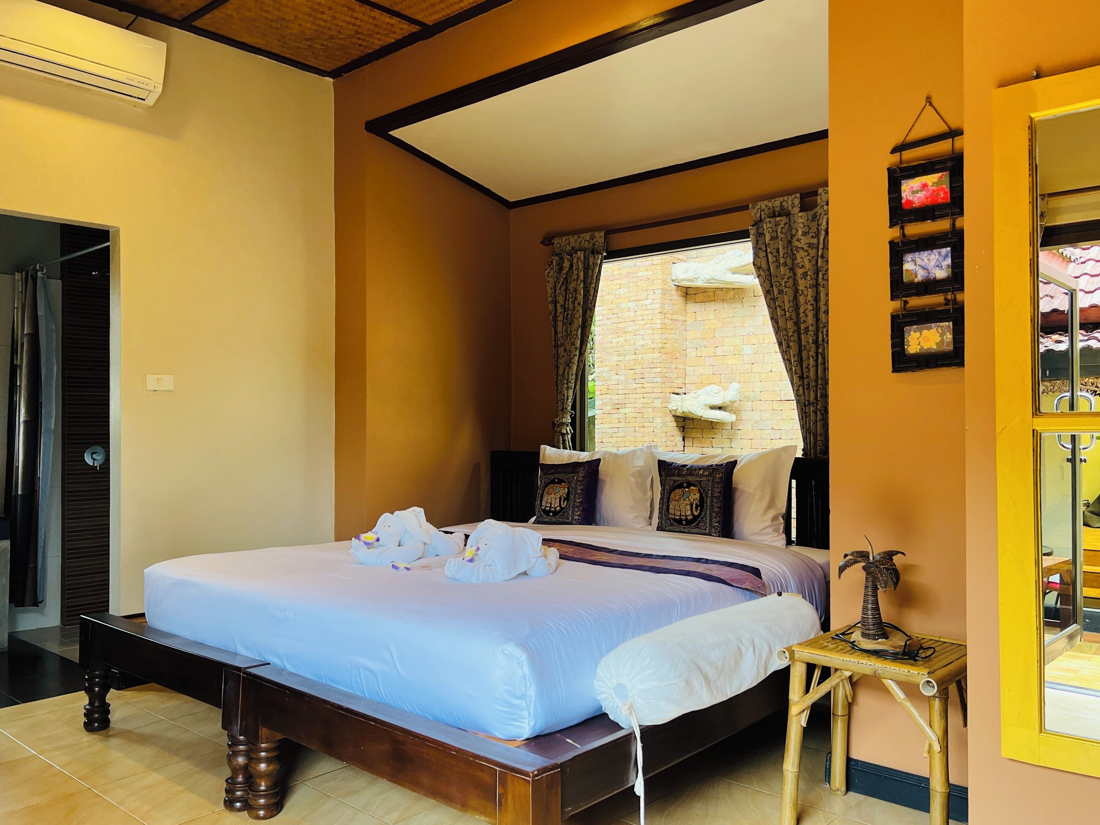 Premium kamer, 1 kingsize bed | Een minibar, een kluis op de kamer, individueel gemeubileerd, een bureau