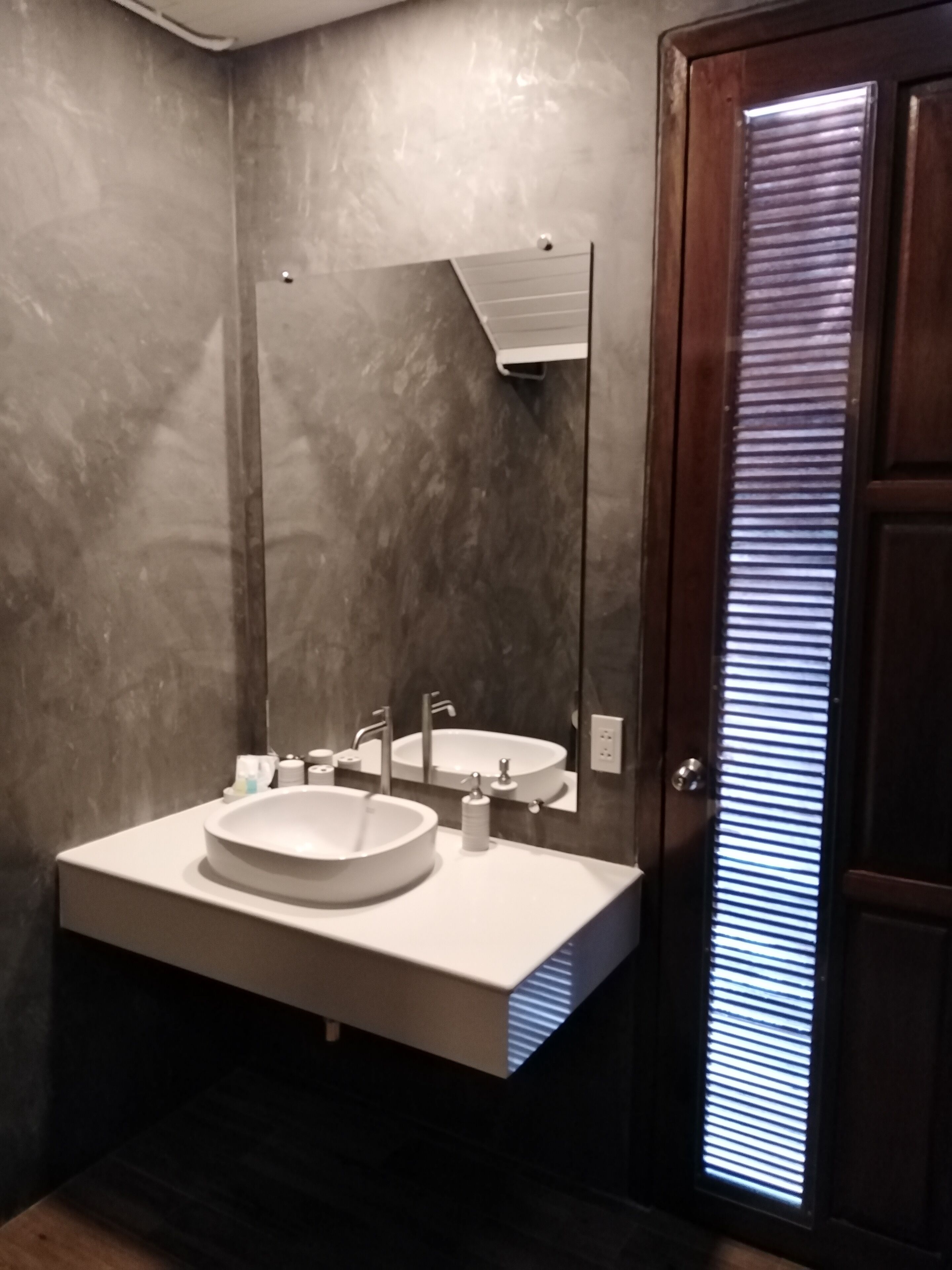 deluxe double room, 1 king bed, non smoking, partial sea view | bathroom sink