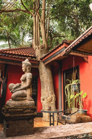 Premium Room, 1 King Bed | Living area | TV - Baan Ton Rak Boutique Resort (Ko Chang)