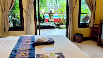 Deluxe Suite, 1 King Bed, Pool View