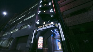 A hotel entrance with a sign reading "MEN & WOMEN" and "GRANDPARK INN KITASENJU". - Spa & Capsule Hotel Grandpark Inn Kitasenju (Tokyo)