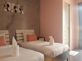 Standard Twin Room with Air-Con | Escritorio, cortinas opacas, camas supletorias y wifi gratis