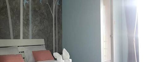 Escritorio, cortinas blackout y camas plegables/adicionales