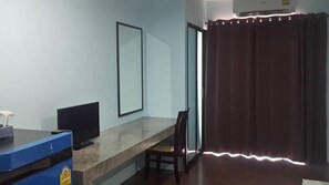 Skrivebord, blendingsgardiner og ekstrasenger (mot et tillegg)