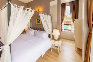 Minibar, caja de seguridad en la habitación y decoración personalizada 