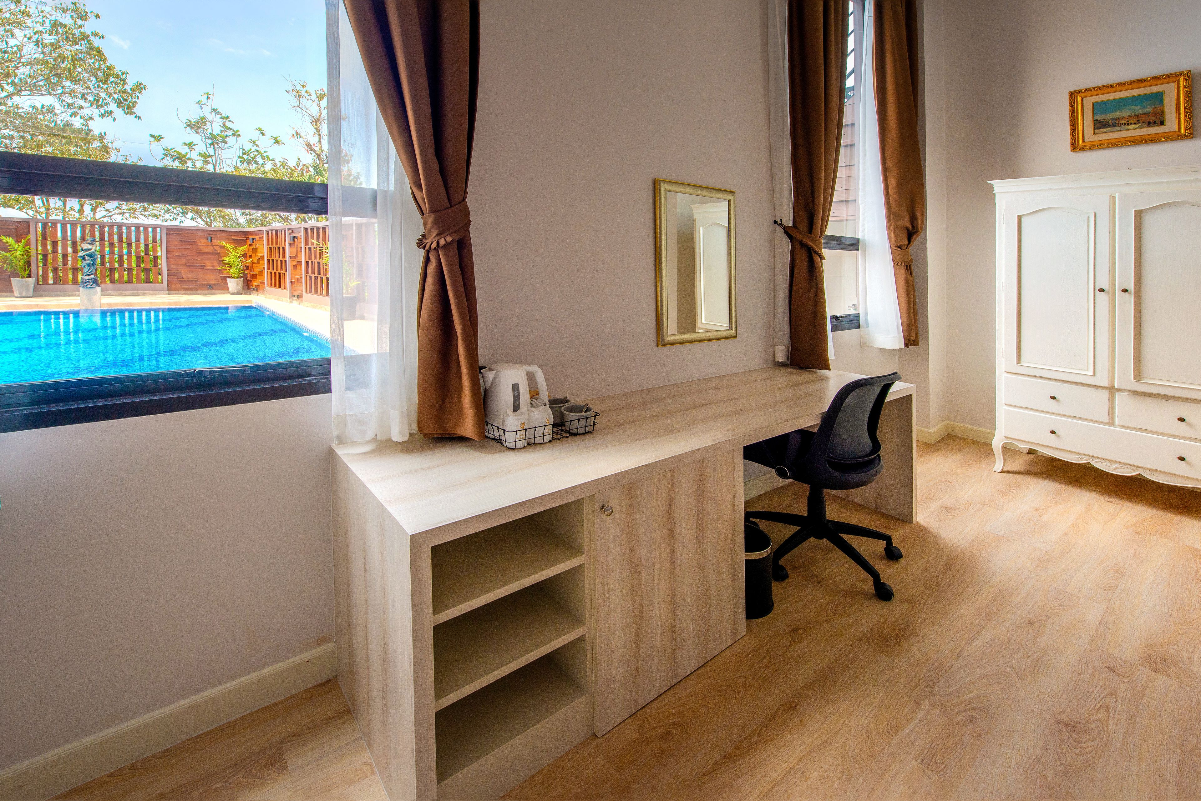 suite, 1 king bed | minibar, in-room safe, individually decorated, desk