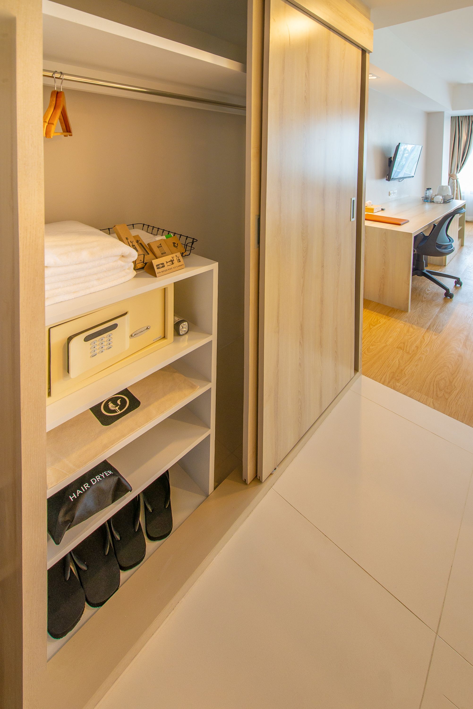 minibar, in-room safe, individually decorated, desk