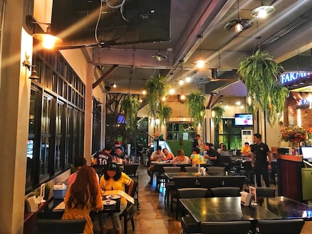 Se sirven almuerzos y cenas, cocina internacional