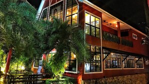 A two-story building with large windows and a balcony. - FarmHouse Hotel Ranong (Ranong)