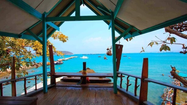 A wooden deck with a view of the sea and boats. - Rimtalay Resort Koh Si Chang (Ko Sichang)
