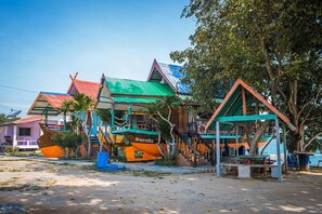 Desk, free WiFi - Rimtalay Resort Koh Si Chang (Ko Sichang)