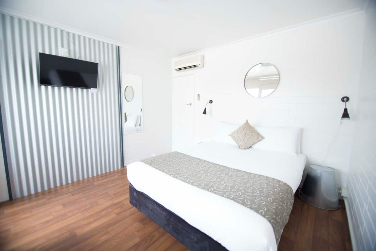 Comfort kamer, 1 queensize bed | 1 slaapkamer, een minibar, een bureau, een strijkplank/strijkijzer