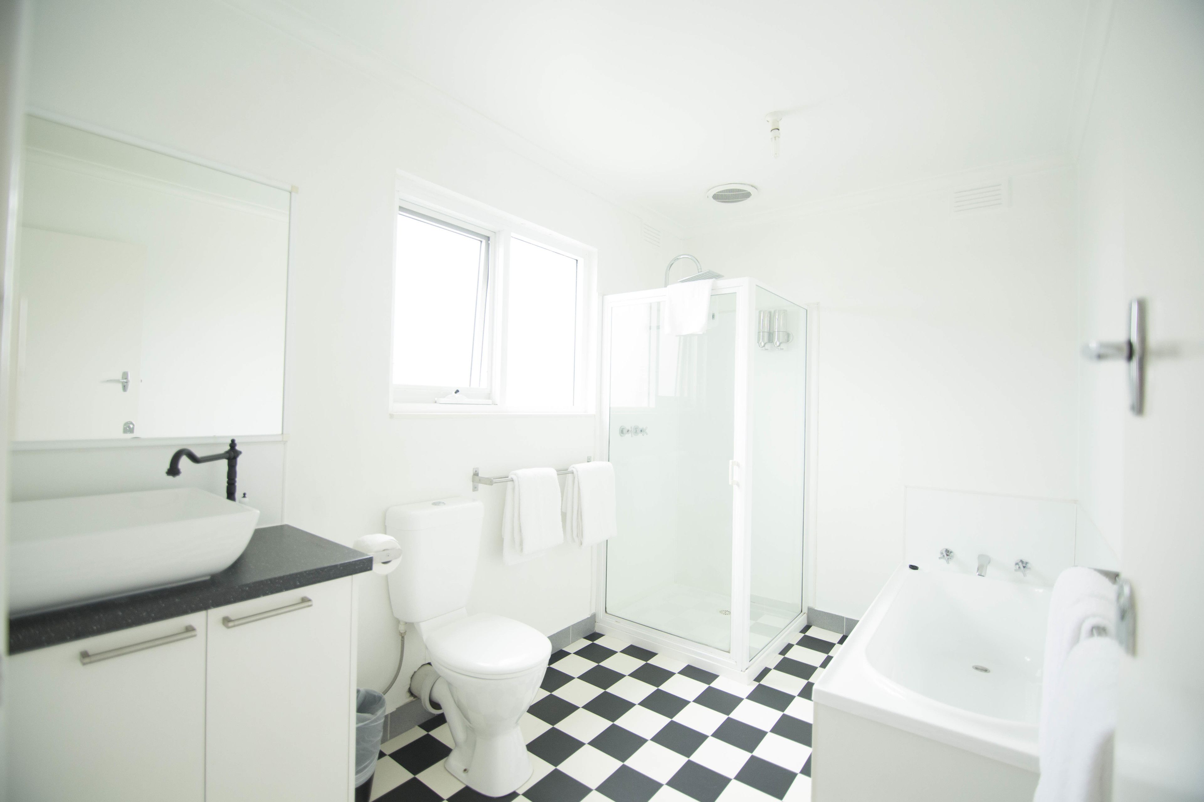 Apartamento familiar | Baño | Ducha, artículos de higiene personal gratuitos y secador de pelo