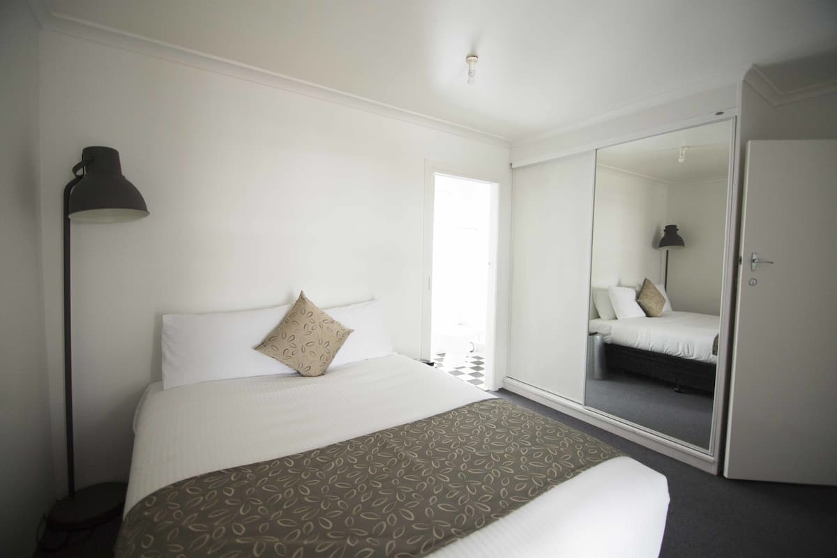 Familie appartement | 1 slaapkamer, een minibar, een bureau, een strijkplank/strijkijzer