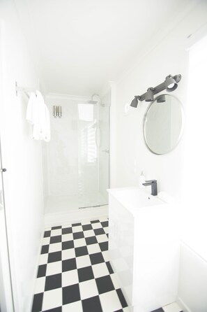 Apartamento família | Banheiro | Chuveiro, produtos de toalete grátis, secador de cabelo 