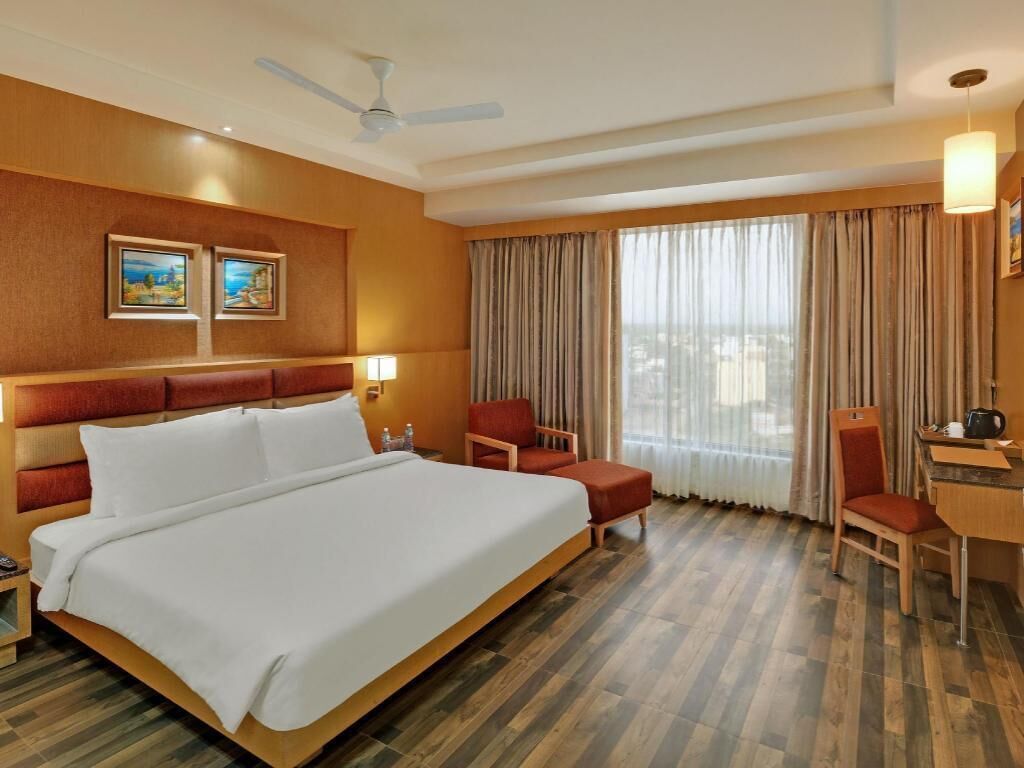 خزنة داخل الغرفة ومكتب وتجهيزات عازلة للصوت وواي فاي مجانًا