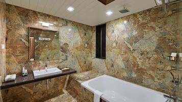 Hazel Suite | Bathroom | Free toiletries, towels