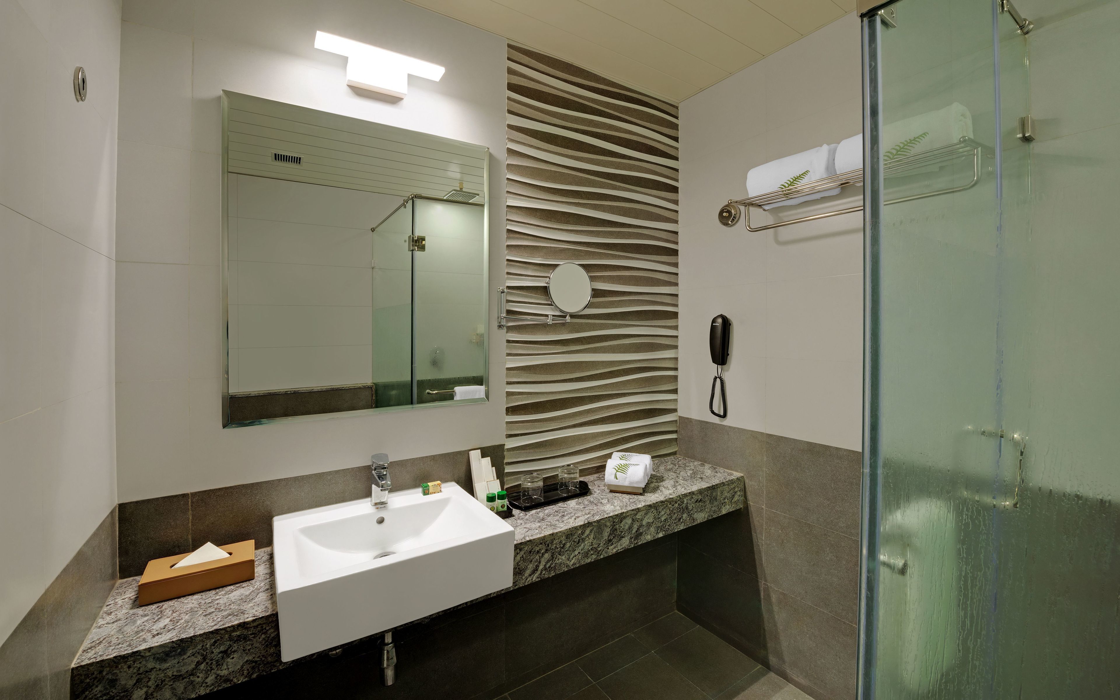 winter green room | bathroom | free toiletries, towels