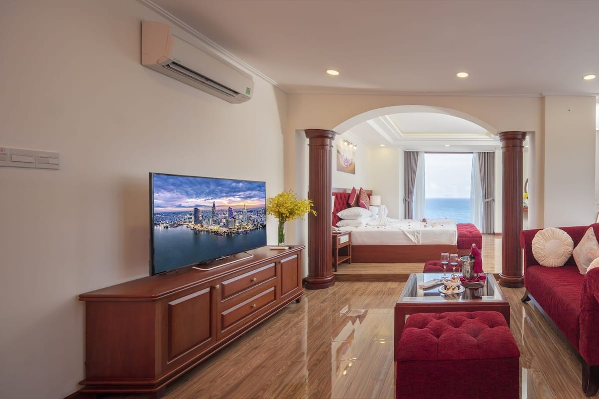 VIP, Ocean View | Área de sala de estar | Televisión LCD