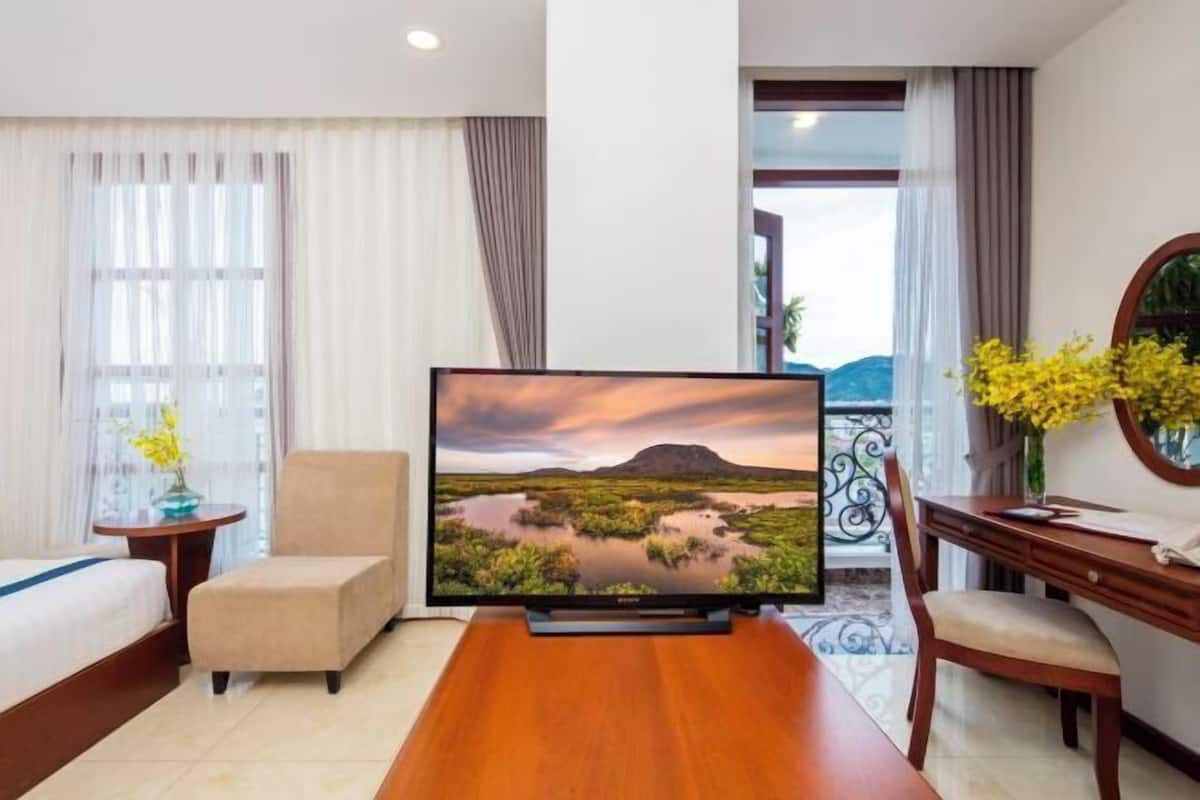 Minibar, caja de seguridad en la habitación y escritorio