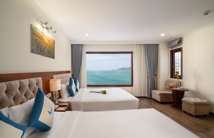 Habitación familiar, vistas al mar (Deluxe) | Minibar, caja fuerte, escritorio y cortinas opacas