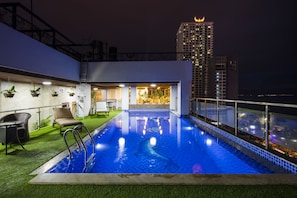 Outdoor pool, pool umbrellas, sun loungers