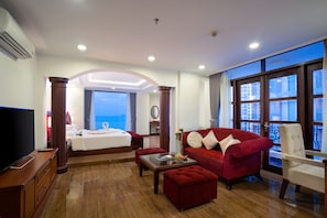 VIP, Ocean View | 迷你吧、客房內保險箱、書桌、遮光布/窗簾