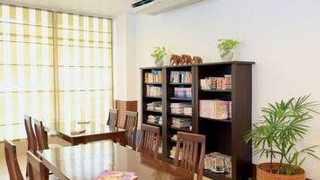 Se sirven comidas, cenas y cocina japonesa