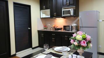 1 Bedroom Suite Tower 4 | Eget kök | Stort kylskåp, mikrovågsugn, spishäll och vattenkokare