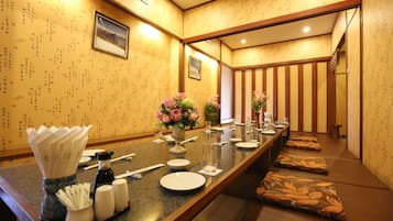 供應午餐及晚餐;日本菜