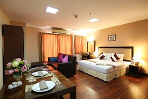 Deluxe Studio | 1 bedroom, in-room safe, free WiFi, bed sheets