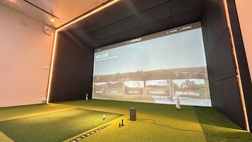 Indoor golf driving range