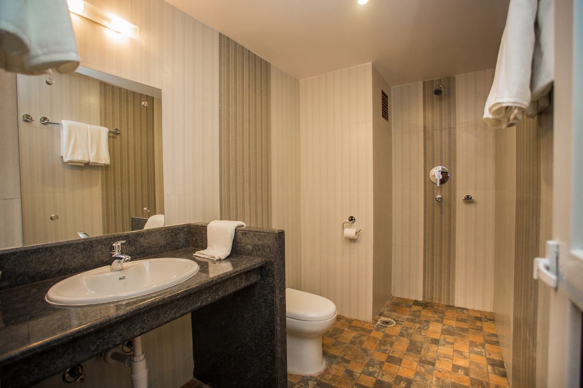 deluxe room | bathroom | shower, free toiletries, slippers, towels