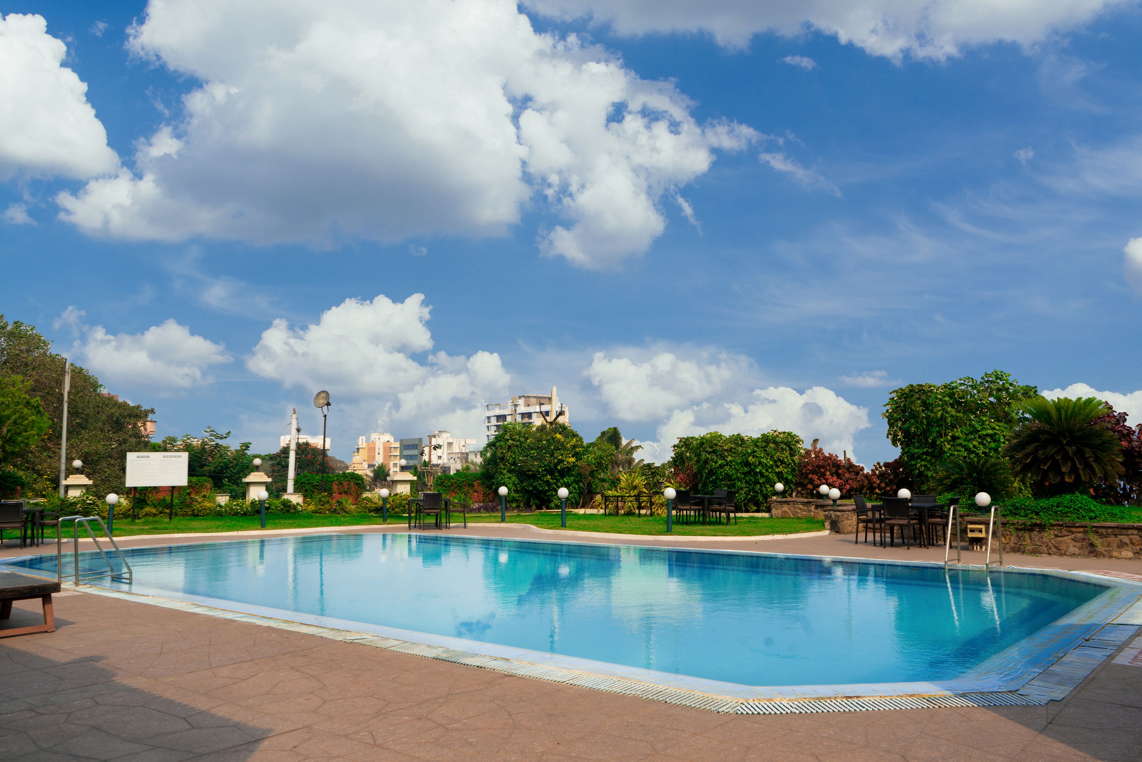 outdoor pool, open 6:00 am to 7:00 pm, pool loungers