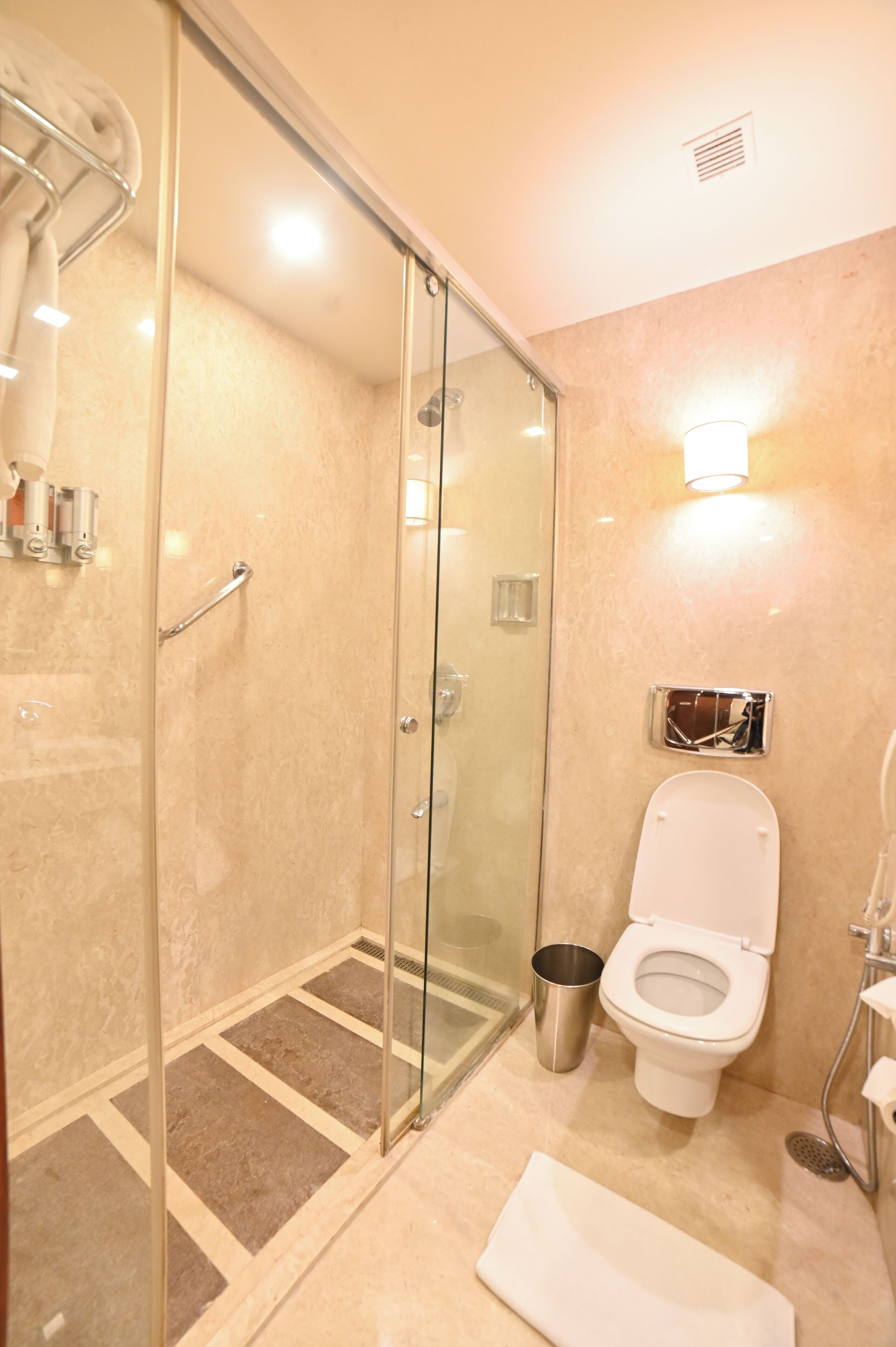 combined shower/bathtub, free toiletries, hair dryer, bathrobes