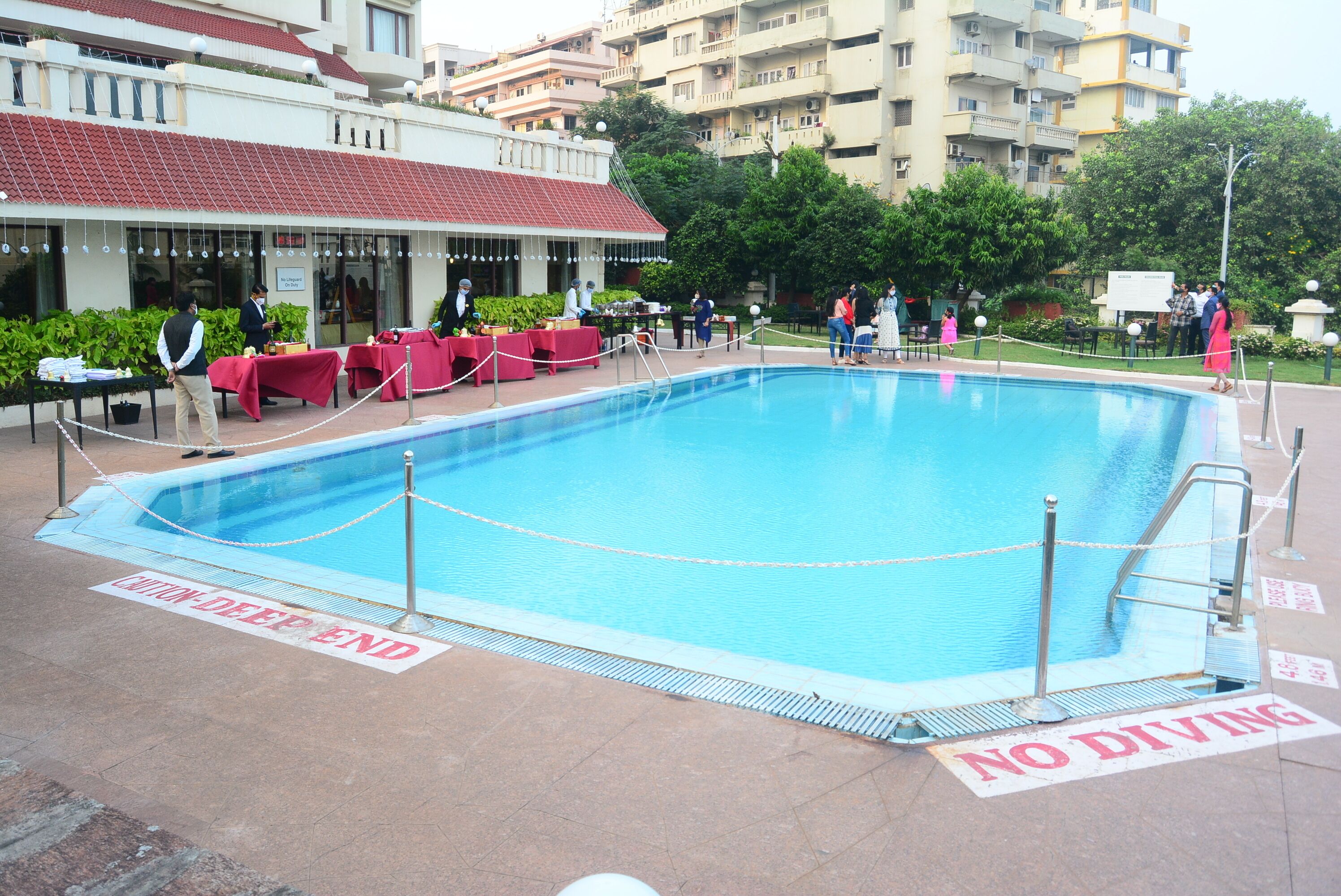 outdoor pool, open 6:00 am to 7:00 pm, pool loungers