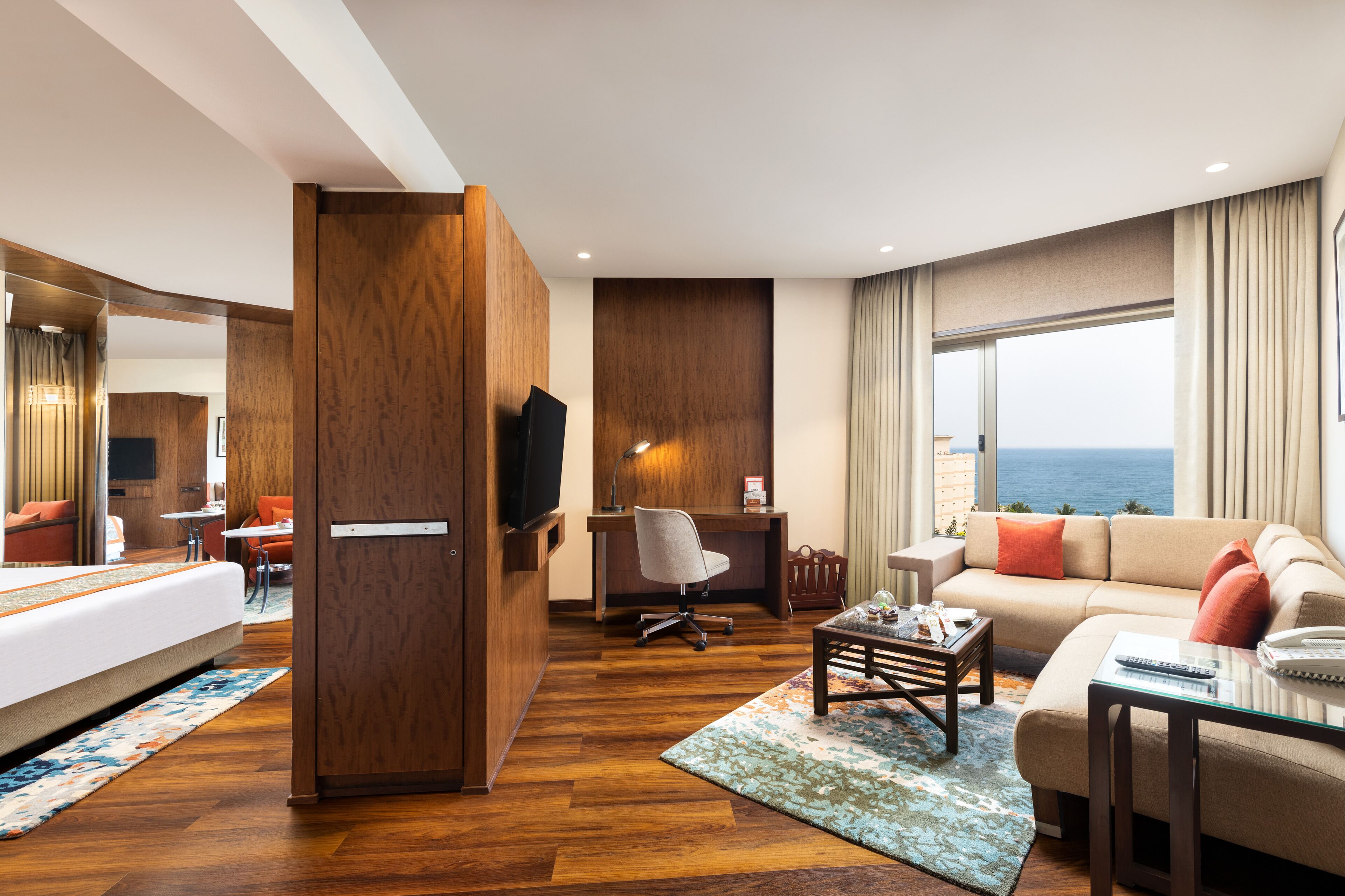 suite, 1 king bed (deluxe suite) | minibar, in-room safe, individually decorated, individually furnished