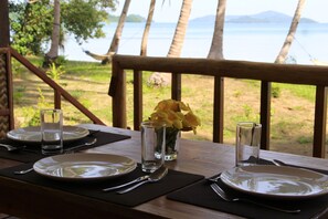 Frokost, lunsj og middag serveres, filippinske retter, utsikt mot havet 
