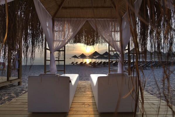 Private beach nearby, free beach shuttle, free beach cabanas