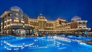 A large hotel with a swimming pool, multiple balconies, and a grand entrance. - Litore Resort Hotel & Spa - All Inclusive (Alanya)