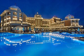 A large hotel with a swimming pool, multiple balconies, and a grand entrance. - Litore Resort Hotel & Spa - All Inclusive (Alanya)