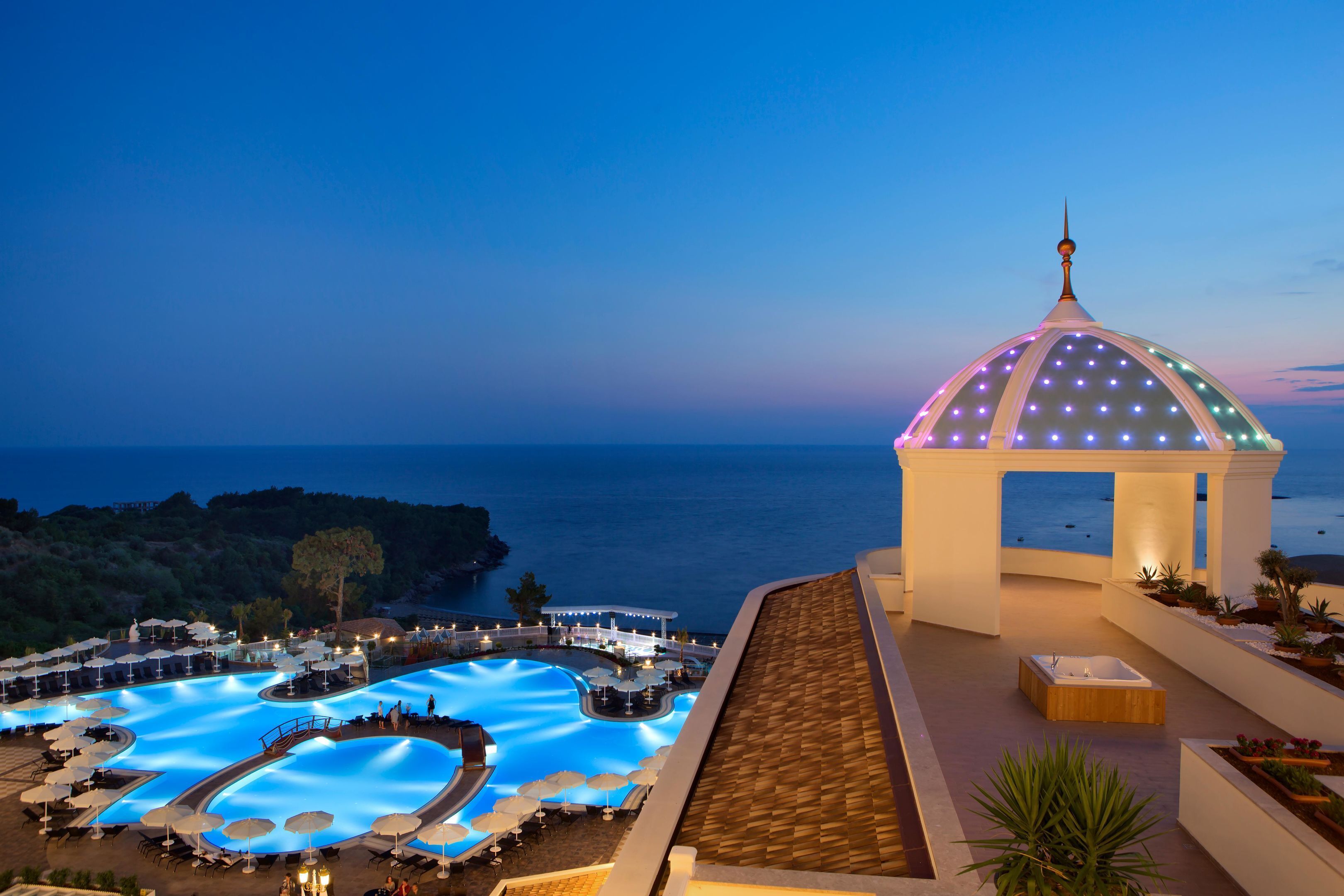 Un complexe hôtelier doté d’une piscine, d’un belvédère et offrant une vue sur la mer.