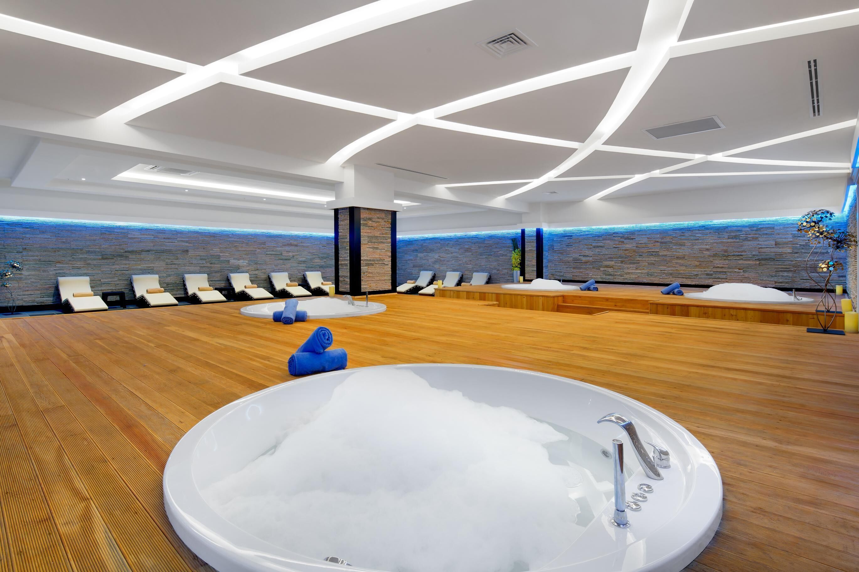 Sauna, hot tub, steam room, Turkish bath/hammam, body treatments
